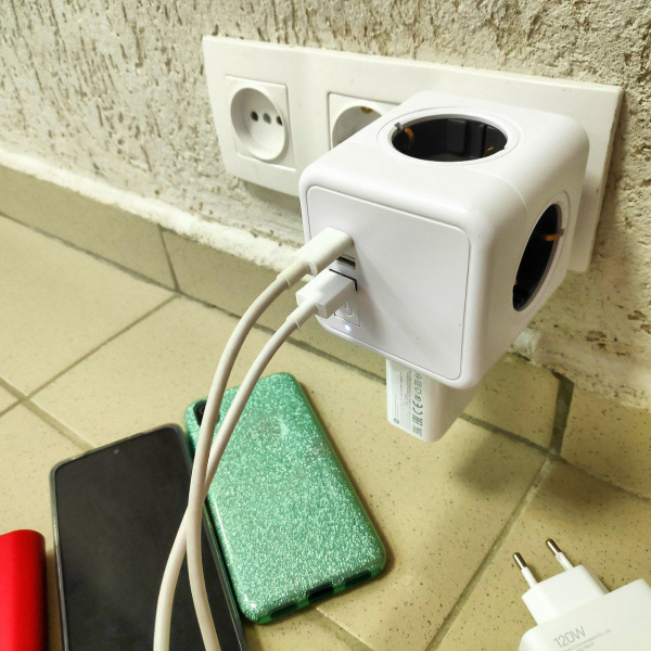 Универсальное зарядное устройство Power Block, белый / 220 В, кнопка включения, индикатор работы, USB-2шт., TYPE-C- 1 шт.